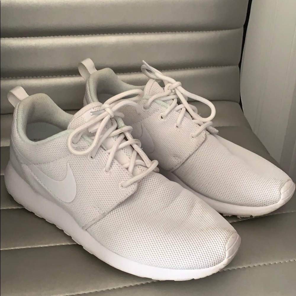 White nike roshe run sneakers